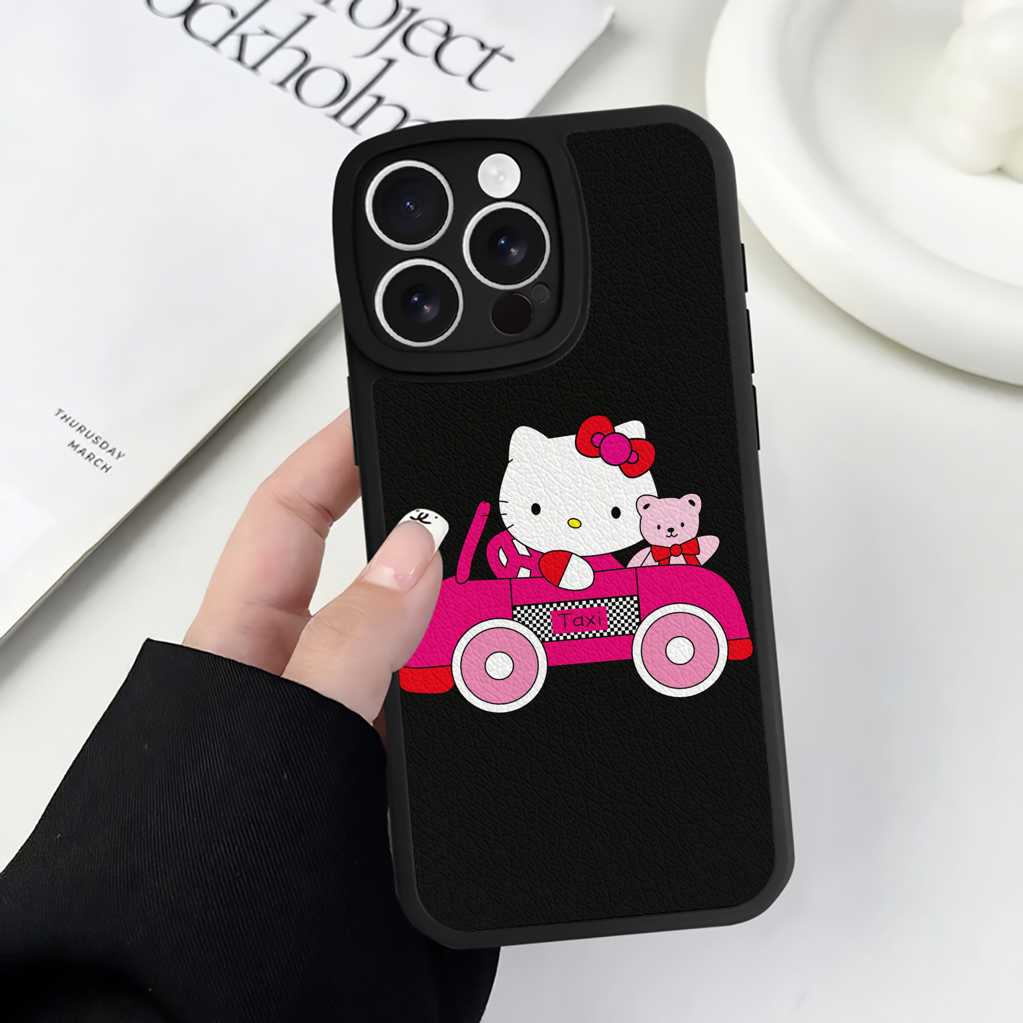 （画像用） Hello Kitty ハローキティ 【iPhone 16シリーズ対応】シリコンスマホケース（レザー調） 材質：シリコン